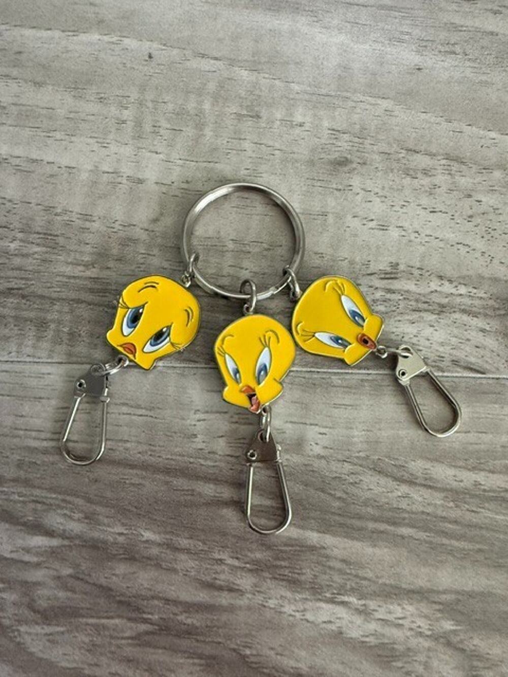 Vintage 1997 Warner Bros. Looney Tunes Tweety Bird Metal Keychain Clip-On Charms